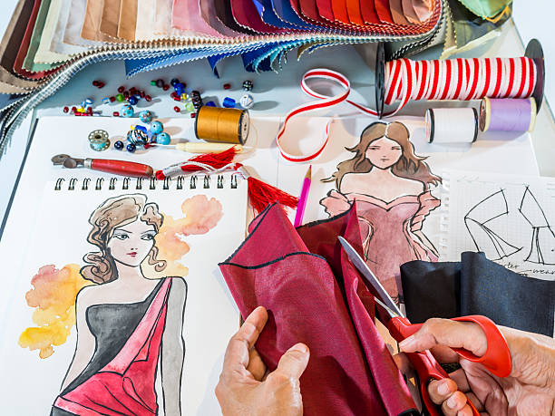 designer de moda trabalhar com material e de mão-extraídas ilustração - textile sewing women part of imagens e fotografias de stock
