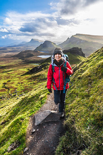 quiraing femme sur sentier, île de skye écosse - quiraing needle photos et images de collection