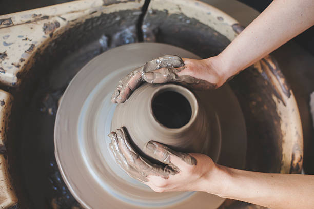 mani lavorando sulla ruota di ceramica - shaping clay foto e immagini stock