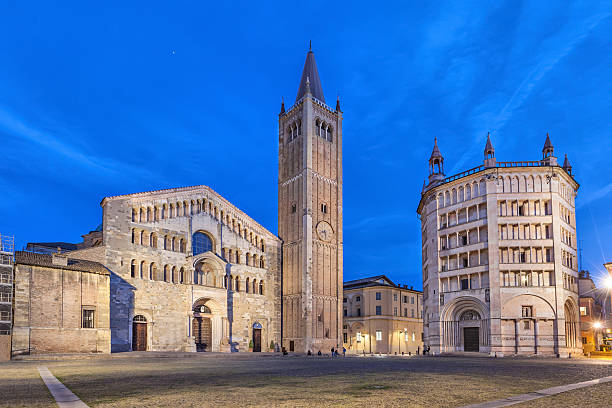 cathédrale et baptistère situé sur la piazza duomo de parme - located photos et images de collection