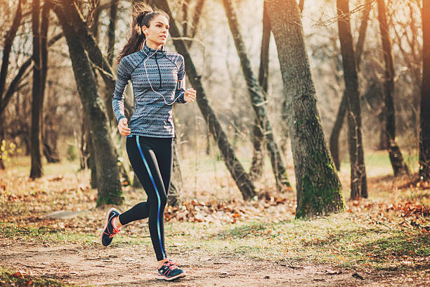 fare jogging nel parco - jogging autumn young women women foto e immagini stock