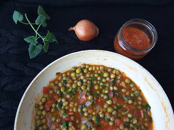 istock Cooking green peas onion melissa healthy dish 522320172