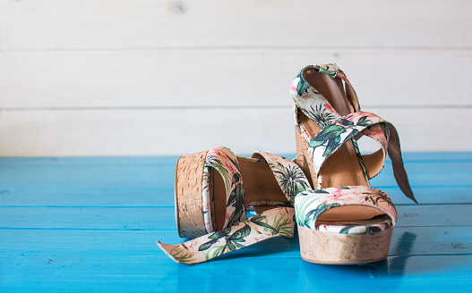 The sandals wiyh tropical print.