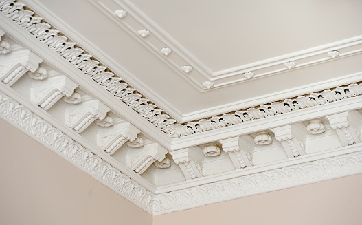 Decorative white wall/ceiling moulding