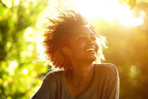 linda mulher afro-americana sorridente com pôr do sol - people vibrant color sunlight cheerful imagens e fotografias de stock