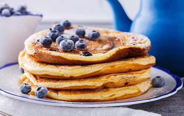 frittelle con banana, mirtilli e il miele. - honey caramel syrup fruit foto e immagini stock