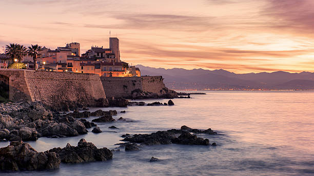 cidade velha de antibes - city of nice france beach panoramic - fotografias e filmes do acervo