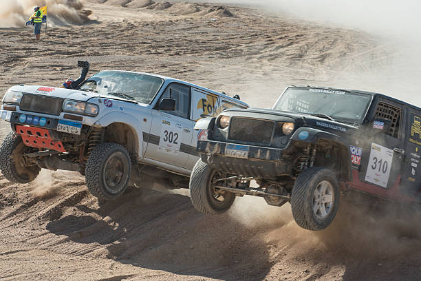 camion sur la route du désert, participant à un rassemblement - tire track egypt track africa photos et images de collection