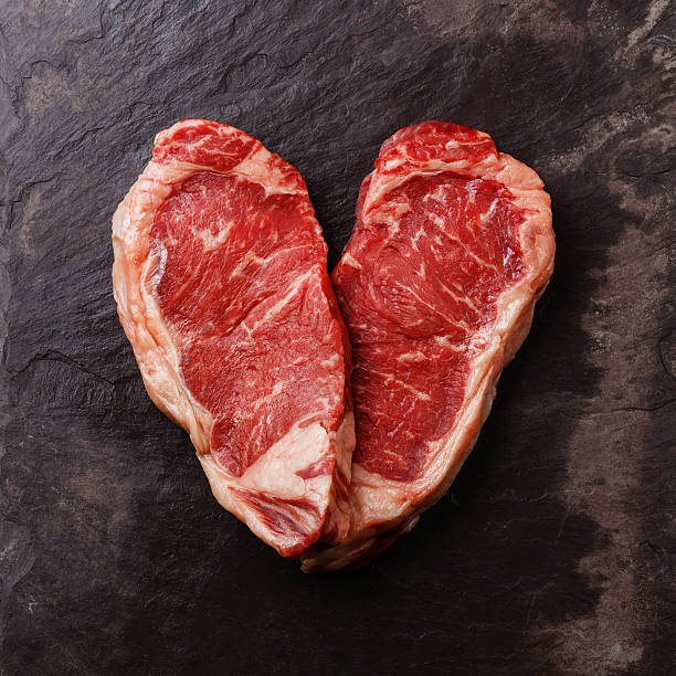 ハートの生肉ステーキ - meat raw beef love ストックフォトと画像