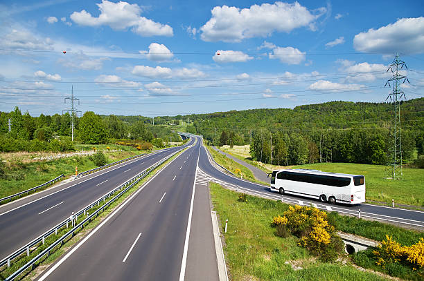 흰색 버스 입력 대한 엠티 및 아스팔트 도로. - two lane highway multiple lane highway construction frame transportation 뉴스 사진 이미지