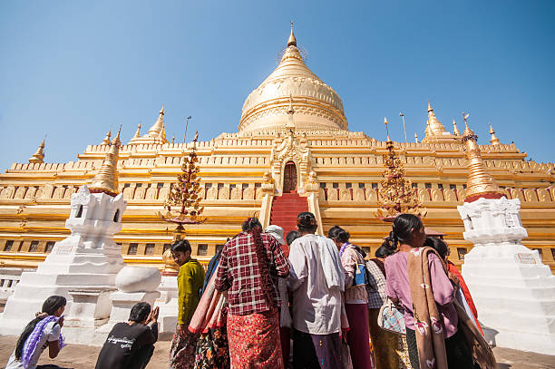 мьянма храм - shwezigon paya стоковые фото и изображения