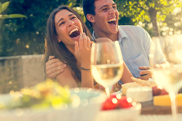 para jedzenia w restauracji na świeżym powietrzu z przyjaciółmi. - couple dinner summer sunlight zdjęcia i obrazy z banku zdjęć