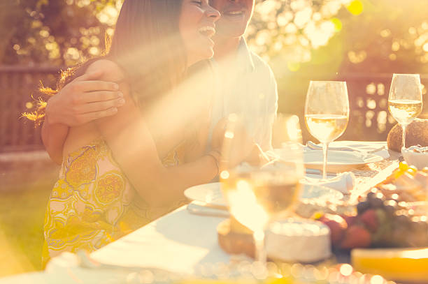 couple, manger dans un restaurant en plein air avec vos amis. - wine culture photos et images de collection