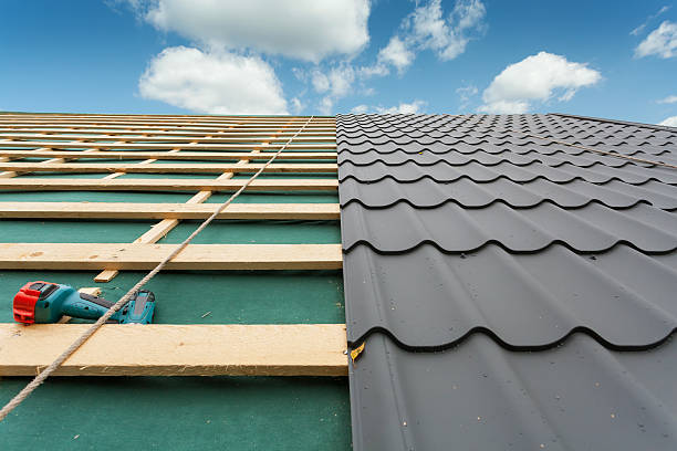 крыша с металлом tile, отвертка, кровельных чугуна - roof repairing tile construction стоковые фото и изображения