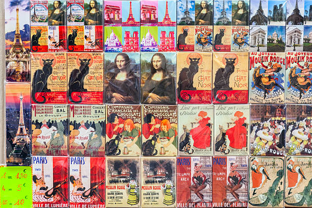 souvenir parisiense ímanes no contador de rua loja de presentes - mona lisa imagens e fotografias de stock