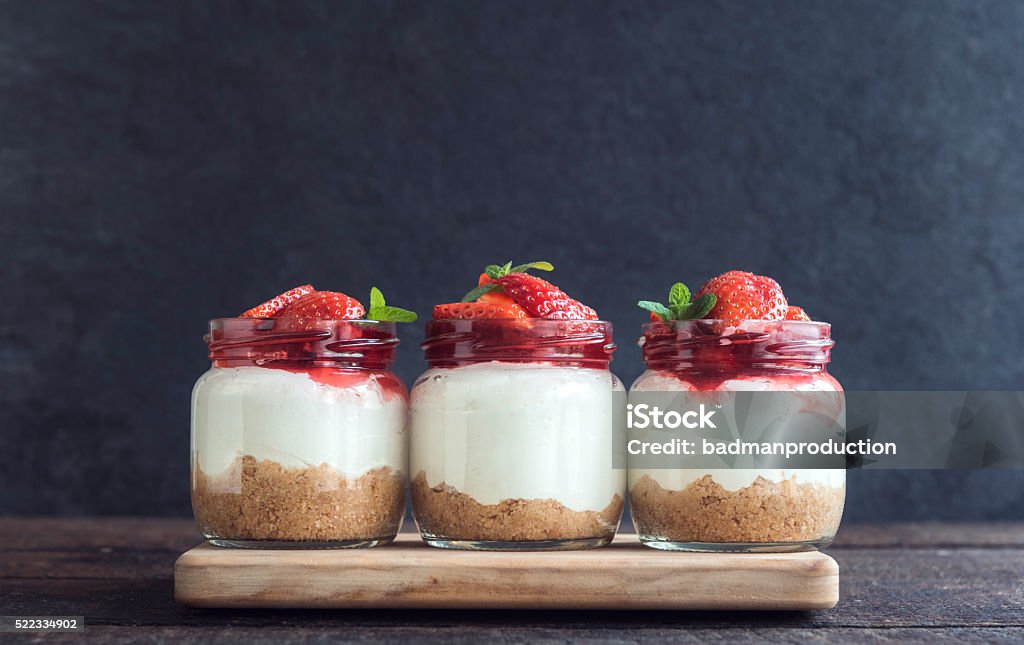 Gâteau sucré avec fraises - Photo de Pot - Récipient libre de droits