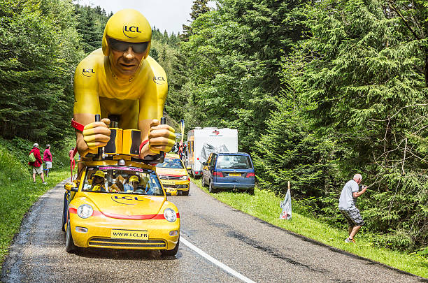 lcl jaune cycliste mascotte - tour de france photos et images de collection