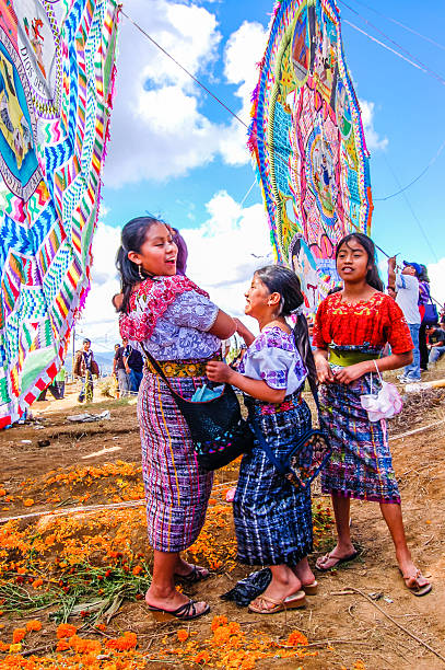 riwiera dziewczyny & giant kites, wszystkie saints'dzień, gwatemala - guatemalan culture zdjęcia i obrazy z banku zdjęć