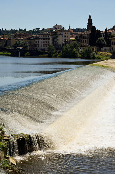 fiume arno, firenze 2 - flowing river water dam foto e immagini stock