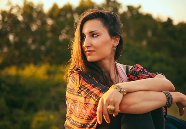 krzyż przetworzone portret moda vintage - women autumn beauty in nature smiling zdjęcia i obrazy z banku zdjęć