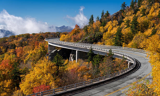 linn cove viaduct - fog road autumn highway ストックフォトと画像