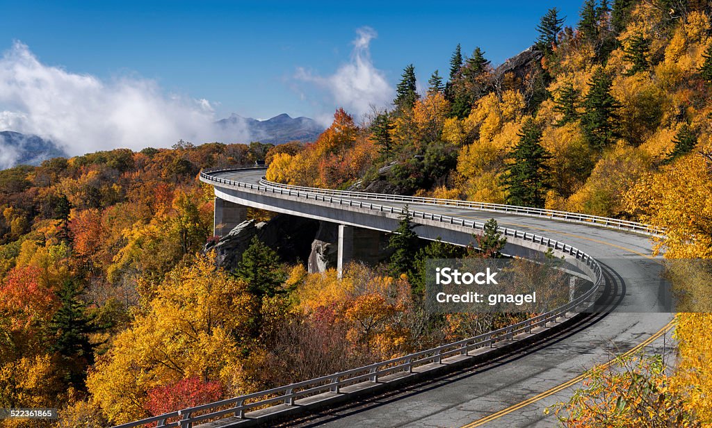 Linn Cove Viaduct Linn Cove Viaduct is a 1,243-foot concrete segmental bridge which connects the Blue Ridge Parkway around tGrandfather Mountain in North Carolina Highway Stock Photo