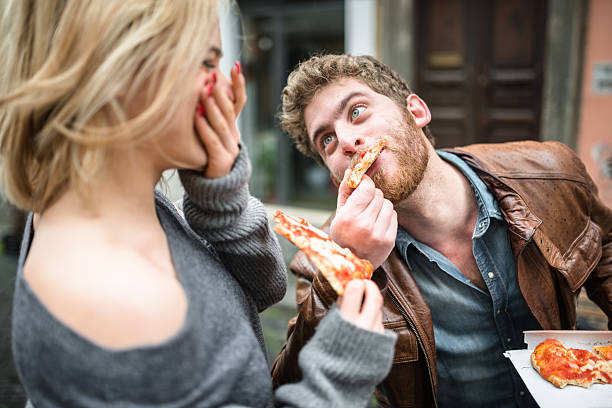 para jedzenie pizza we włoszech - eating food biting pizza zdjęcia i obrazy z banku zdjęć