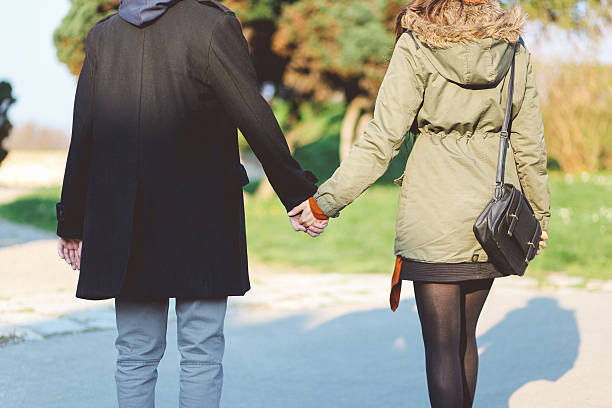 para spaceru razem - couple old fashioned hipster holding hands zdjęcia i obrazy z banku zdjęć