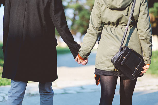 pareja caminando juntos en el parque - couple old fashioned hipster holding hands fotografías e imágenes de stock