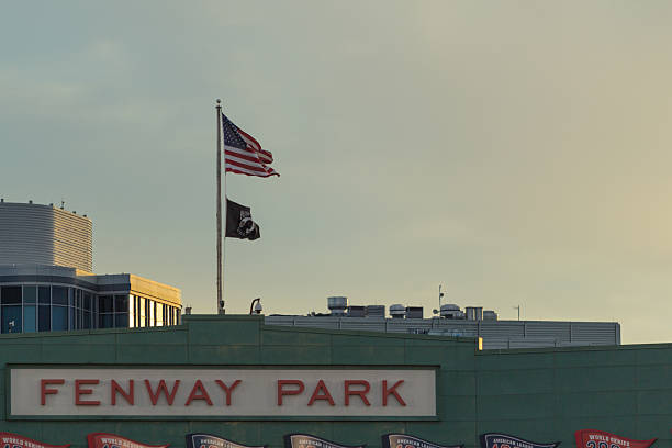 fenway parco al tramonto - boston red sox foto e immagini stock