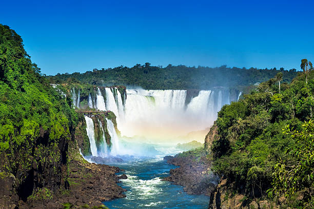 cataratas do iguaçu, na fronteira entre o brasil e a argentina e paraguai - waterfall multi colored landscape beauty in nature - fotografias e filmes do acervo