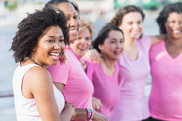 les mamans et leurs filles de sensibilisation au cancer du sein - octobre rose photos et images de collection