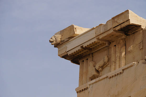 tête de lion de pierre au erechteion, acropole, athènes, grèce. - statue greek culture neptune greece photos et images de collection