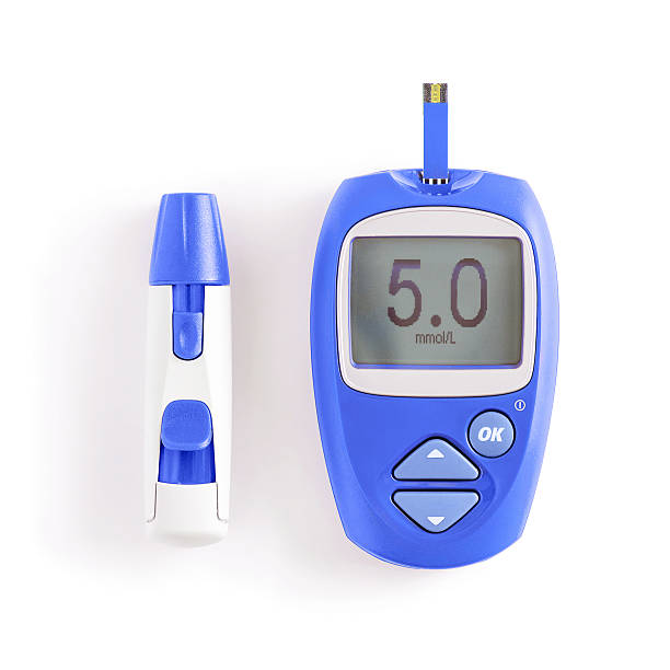 glucómetro y jeringa, azul sobre blanco - diabetes blood sugar test insulin healthy eating fotografías e imágenes de stock