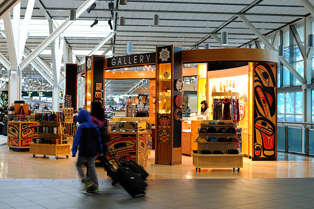 승객은 밴쿠버 국제 공항 - vancouver international airport 뉴스 사진 이미지