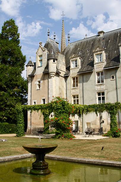 istock Fountain In Front Of A 1800 Century Chateau 522376146