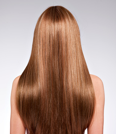 Vista posterior de la mujer con cabello largo photo