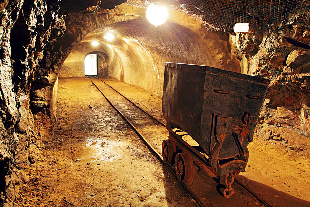 metropolitana treno in miniera, carrelli in oro, argento e miniera di rame. - iron mining foto e immagini stock