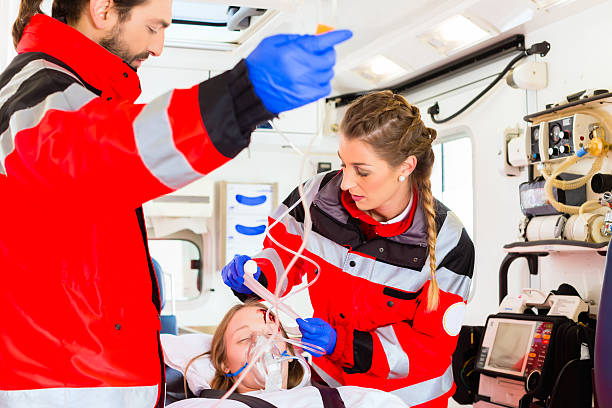 ambulanza aiutando una lesione donna sulla barella - north slope foto e immagini stock