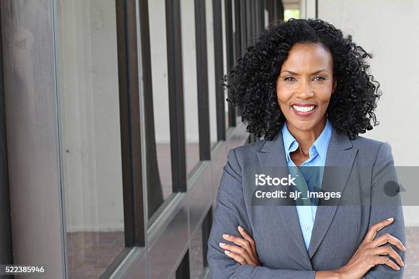 Hermosa Mujer Afroamericana En El Trabajo Foto de stock y más banco de imágenes de Abogado - Abogado, Africano-americano, Afrodescendiente