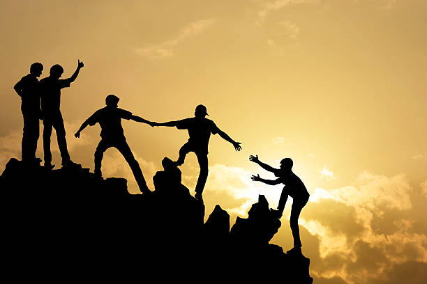 группа людей на пик горы - climbing achievement leadership adventure стоковые фото и изображения