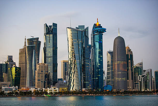skyline della città e gli edifici a doha, qatar - qatar foto e immagini stock