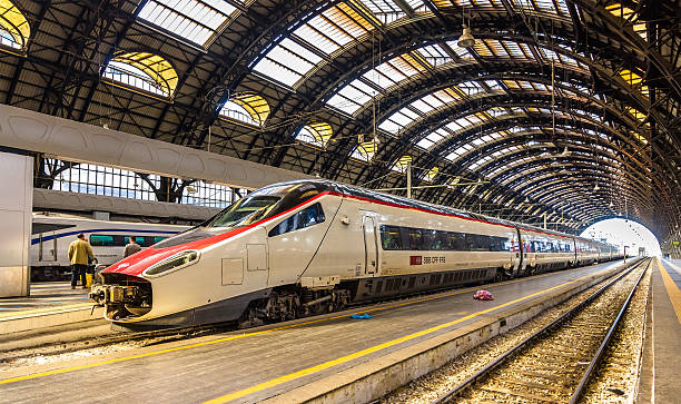 nouveau pendolino haut débit inclinable train à la gare centrale de milan - alstom photos et images de collection