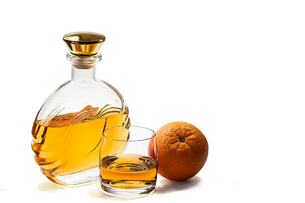 bottiglia e bicchiere di whisky con arancio su sfondo bianco - gin decanter whisky bottle foto e immagini stock