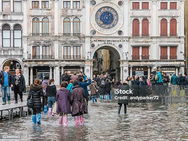 Los Turistas Reúnase En Ilumina St Marks Square Venecia Foto de stock y más banco de imágenes de Inundación