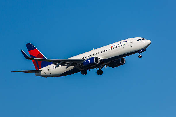 um boeing 737 da air linhas delta abordagens aeroporto internacional jfk - airplane airbus boeing air vehicle imagens e fotografias de stock