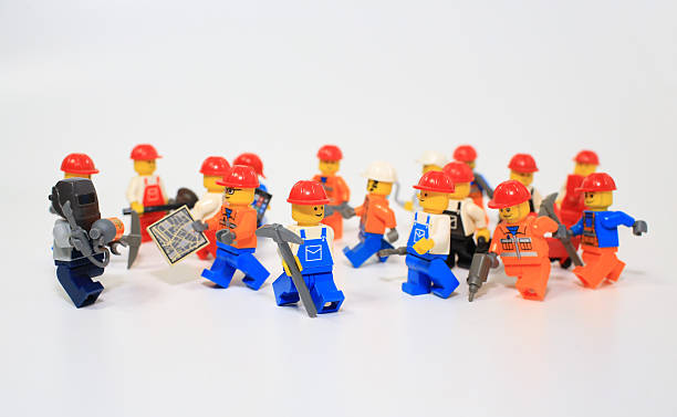 gruppe von arbeitnehmern lego mini-abbildung - lego figurine men isolated stock-fotos und bilder