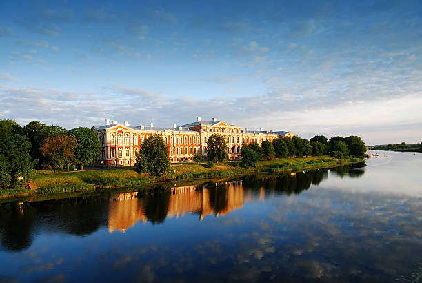 jelgava palace nascer do sol na letônia - jelgava - fotografias e filmes do acervo