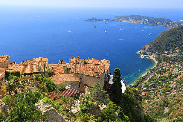 èze village et la mer méditerranée, la riviera française - southern mansion photos et images de collection