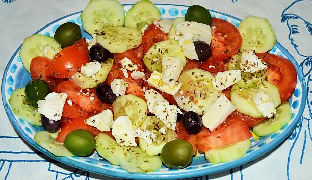 food.cucina mediterranea.  sałatka grecka - mediterranean cuisine salad olive oil tomato salad zdjęcia i obrazy z banku zdjęć